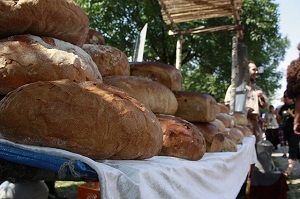 outside market with breads made without high fructose corn syrup